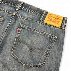 TWC Vintage Levi's 527 Bootcut Jeans in blauem Denim mit klassischem Lederpatch und Gesäßtasche