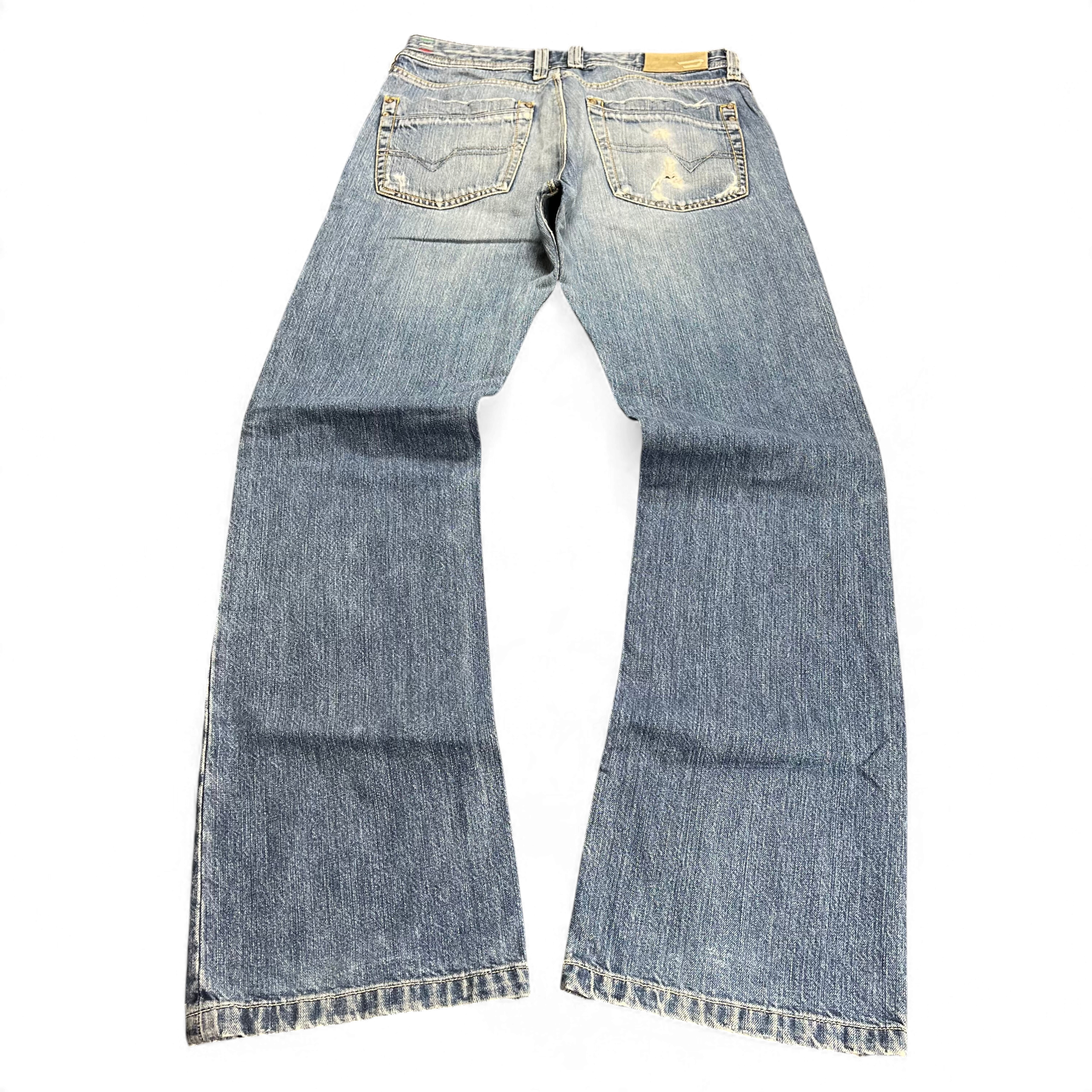 TWC Vintage Diesel Bootcut Jeans in blauem Denim mit Used-Look und Gesäßtaschen, Rückansicht