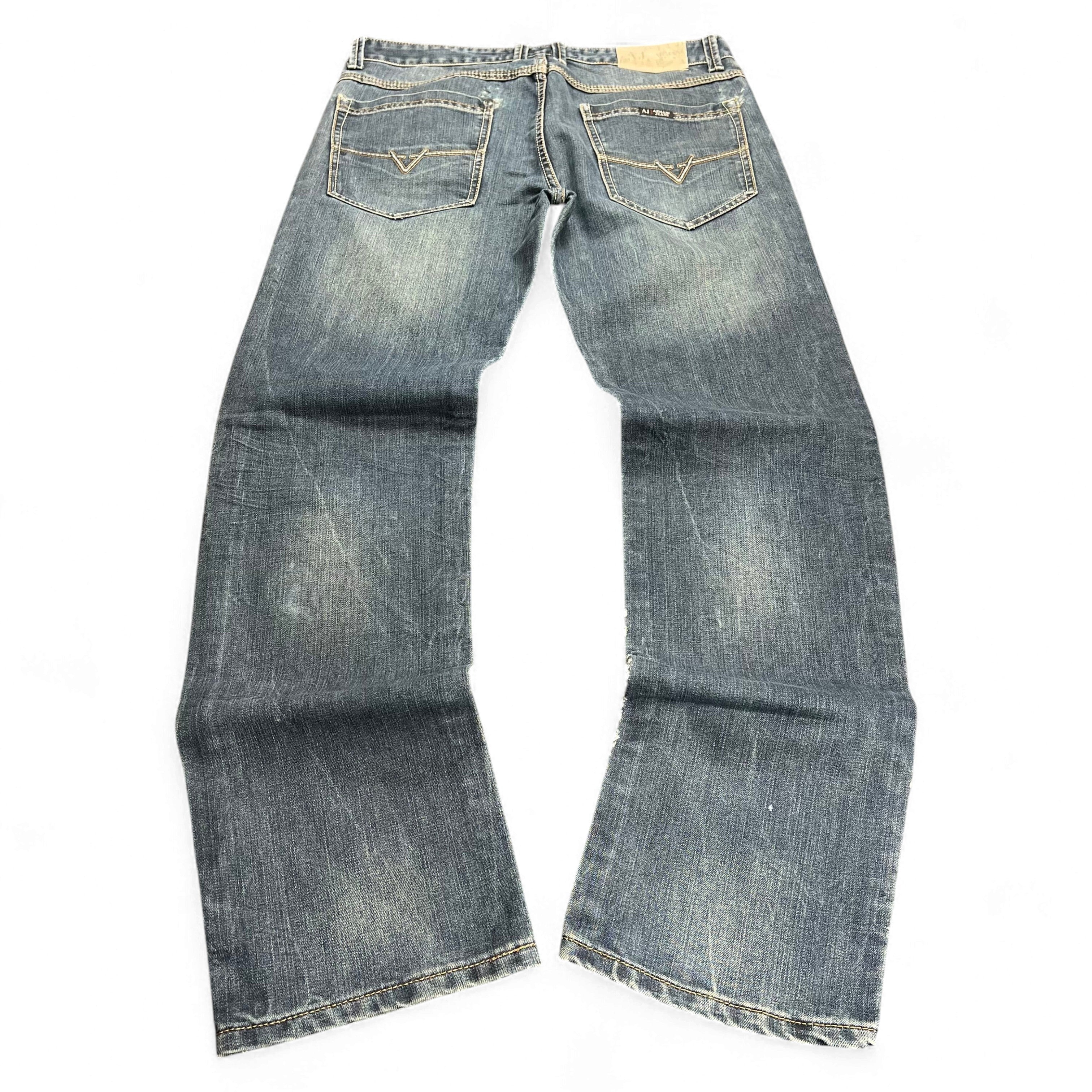 TWC Vintage Armani Jeans mit geradem Schnitt in verwaschenem Blau, Rückansicht mit markanten Gesäßtaschen
