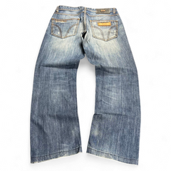 TWC Vintage Dolce&Gabbana Jeans mit geradem Bein in verwaschenem Blau, Rückansicht mit Leder-Logo-Patch