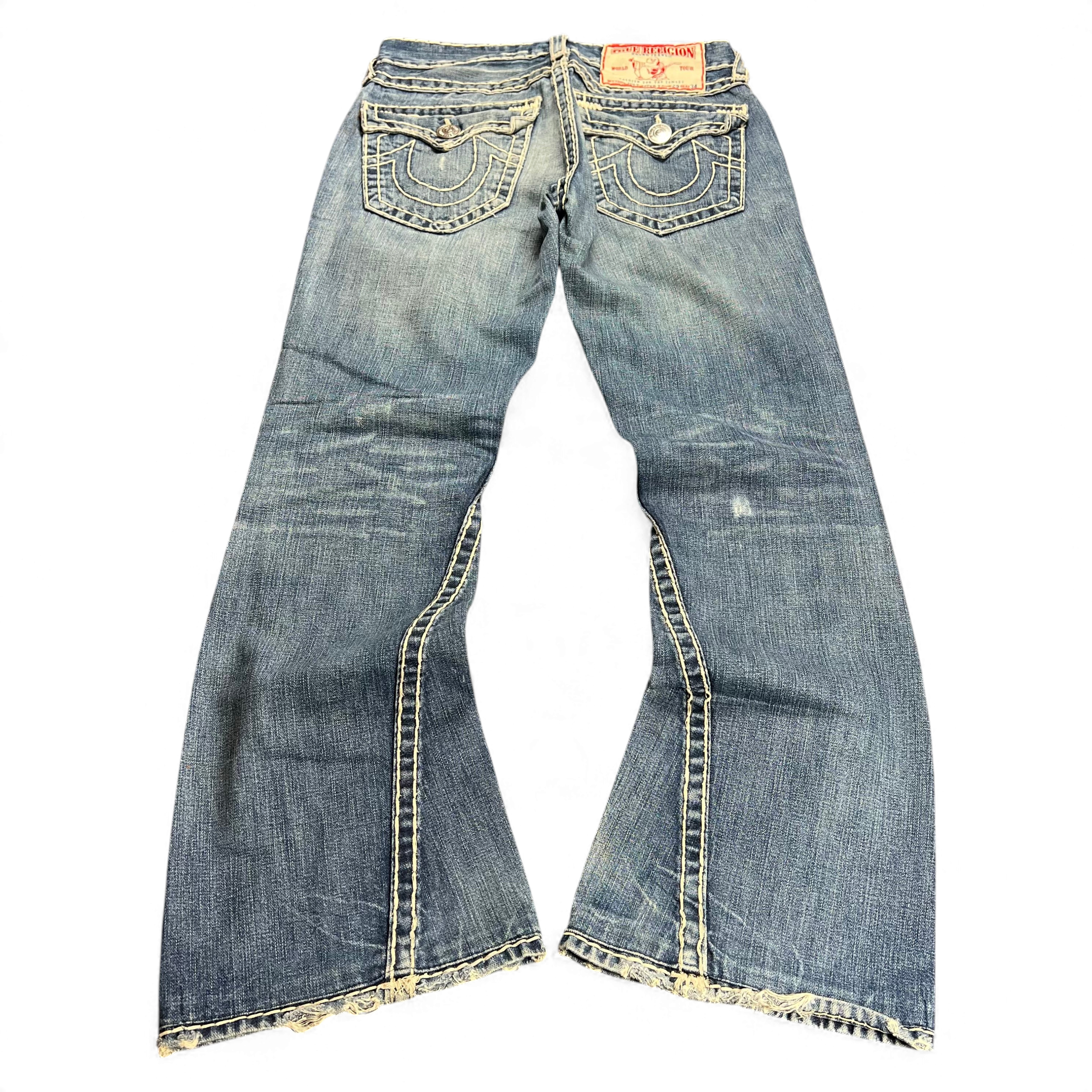 TWC Vintage True Religion Joey Super T Bootcut Jeans in blau mit markanten Kontrastnähten und ausgefranstem Saum