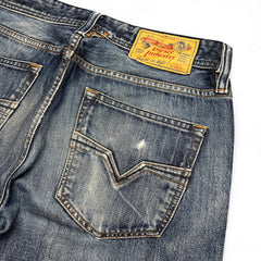 TWC Vintage Diesel Larkee Straight Jeans in verwaschenem Blau mit charakteristischem Lederpatch und Gesäßtasche