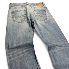 TWC Vintage Diesel Larkee Straight Jeans in verwaschenem Blau mit klassischem Lederpatch und Gesäßtaschen