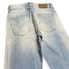 TWC Vintage Diesel Jeans in hellblauer Waschung mit geradem Schnitt und markantem Lederpatch auf der Rückseite