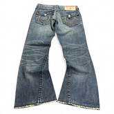 TWC Vintage True Religion Rainbow Joey Bootcut Jeans in blau mit charakteristischen Gesäßtaschen und ausgefranstem Saum