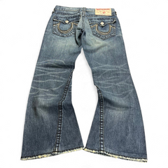 TWC Vintage True Religion Rainbow Joey Bootcut Jeans in blau mit charakteristischen Gesäßtaschen und ausgefranstem Saum