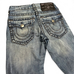 TWC Vintage True Religion Billy Super T Bootcut Jeans in blauem Denim mit markanten Nähten und Gesäßtaschen