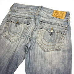 TWC Vintage True Religion Jeans in hellblauem Denim mit charakteristischen Klappentaschen und braunem Lederpatch