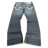 TWC Vintage True Religion Bootcut Jeans in blauem Denim mit charakteristischen Taschenklappen und Stickerei