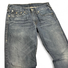 TWC Vintage True Religion Bootcut Jeans in verwaschenem Blau mit Kontrastnähten und klassischem Five-Pocket-Design