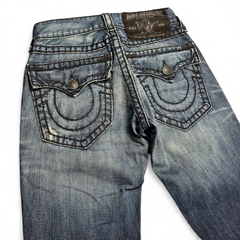 TWC Vintage True Religion Joey Super T Bootcut Jeans in blau mit markanten Kontrastnähten und Gesäßtaschen