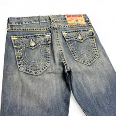 TWC Vintage True Religion Ricky Super T Jeans in blau mit markanten hellen Kontrastnähten und Gesäßtaschen
