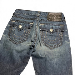 TWC Vintage True Religion Joey Super T Bootcut Jeans in blauem Denim mit markanten Taschenklappen und Nähten