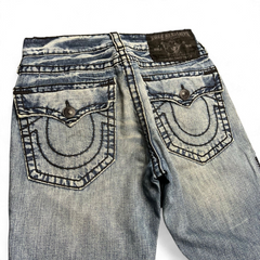 TWC Vintage True Religion Joey Super T Bootcut Jeans in hellblauem Denim mit markanten Nähten und Gesäßtaschen