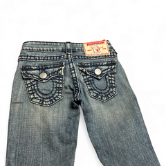 TWC Vintage True Religion Joey Super T Bootcut Jeans in blau mit markanten Kontrastnähten und Gesäßtaschen