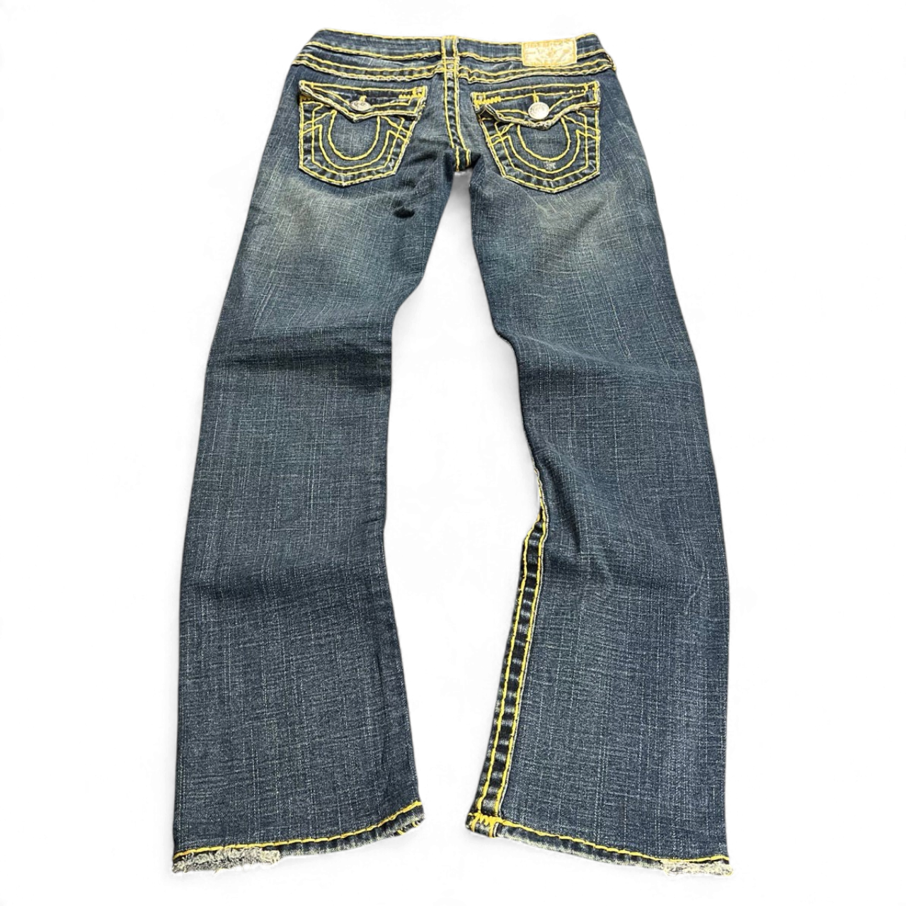 TWC Vintage Damen True Religion Straight Jeans in Dunkelblau mit markanten gelben Kontrastnähten und Gesäßtaschen