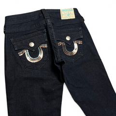 TWC Vintage True Religion Joey Bootcut Jeans in Dunkelblau mit ikonischen bestickten Gesäßtaschen und Logo-Patch