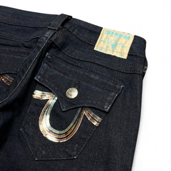 TWC Vintage True Religion Joey Bootcut Jeans in dunkelblauem Denim mit bunten Pailletten-Details an den Gesäßtaschen
