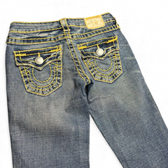 TWC Vintage Damen True Religion Bootcut Jeans in Blau mit markanten gelben Kontrastnähten und Gesäßtaschen