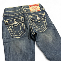 TWC Vintage Damen True Religion Billy Super T Jeans in Blau mit markanten hellen Kontrastnähten und Gesäßtaschen