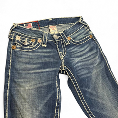 TWC Vintage Damen True Religion Billy Super T Jeans in Blau mit markanten hellen Kontrastnähten und Used-Look