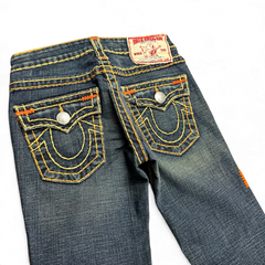 TWC Vintage True Religion Billy Super T Jeans in Dunkelblau mit markanten gelben und orangen Kontrastnähten