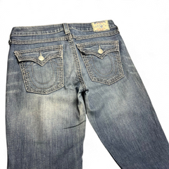 TWC Vintage Damen True Religion Bootcut Jeans in verwaschenem Blau mit markanten Gesäßtaschen und Logo-Patch