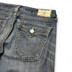 TWC Vintage True Religion Damen Hi-Rise Bootcut Jeans in verwaschenem Blau mit charakteristischen Gesäßtaschen