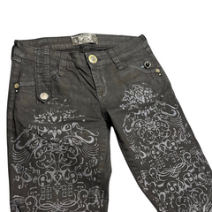 TWC Vintage Anastasia Y2K Bootcut Jeans in Schwarz mit aufwendigem floralem Ornament-Print und silbernen Details