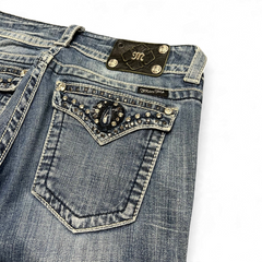 TWC Vintage Miss Me Bootcut Jeans in Blau mit verzierten Gesäßtaschen, Strasssteinen und Leder-Label-Patch.