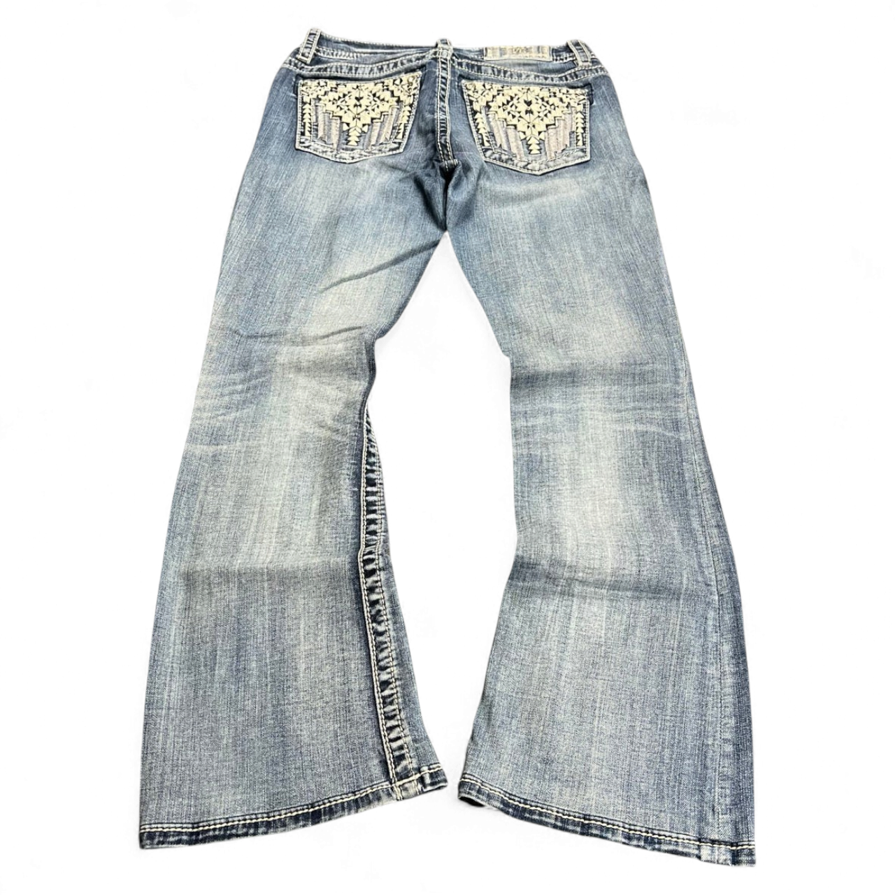 TWC Vintage Miss Me Bootcut Jeans in blau mit aufwendig bestickten Gesäßtaschen und ausgestelltem Bein