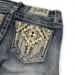 TWC Vintage Damen Miss Me Bootcut Jeans mit aufwendig bestickten Gesäßtaschen, Nieten und geometrischem Muster