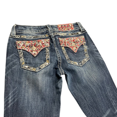TWC Vintage Miss Me Bootcut Jeans in Dunkelblau mit aufwendigen Paisley-Stickereien und Verzierungen an den Taschen