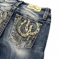 TWC Vintage Damen Miss Me Bootcut Jeans mit aufwendig bestickten Gesäßtaschen und Strasssteinen in Blau