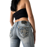 TWC Vintage Miss Me Damenjeans in verwaschenem Blau mit aufwendigen Stickereien und Leder-Patch an den Gesäßtaschen