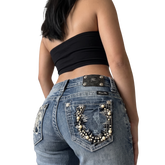 TWC Vintage Miss Me Damenjeans in Blau mit Perlenverzierungen und Distressed-Details an den Gesäßtaschen
