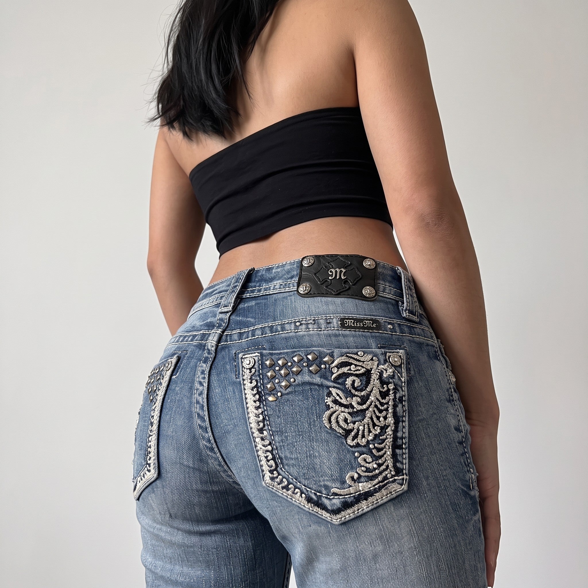 TWC Vintage Miss Me Damenjeans in Blau mit aufwendigen Stickereien, Nieten und Lederpatch an der Rückseite