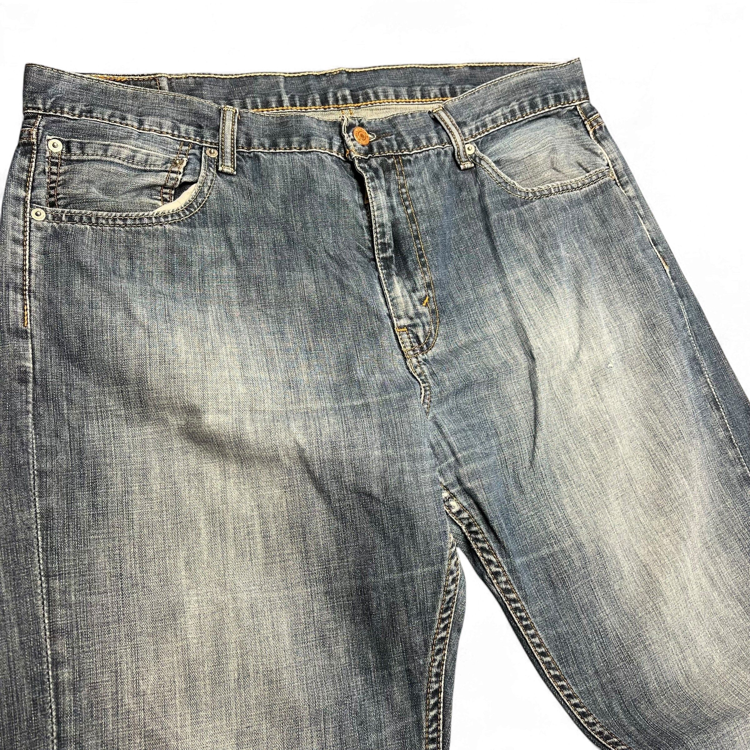 TWC Vintage Levi’s 527 Bootcut Jeans in verwaschenem Blau mit klassischem Five-Pocket-Design