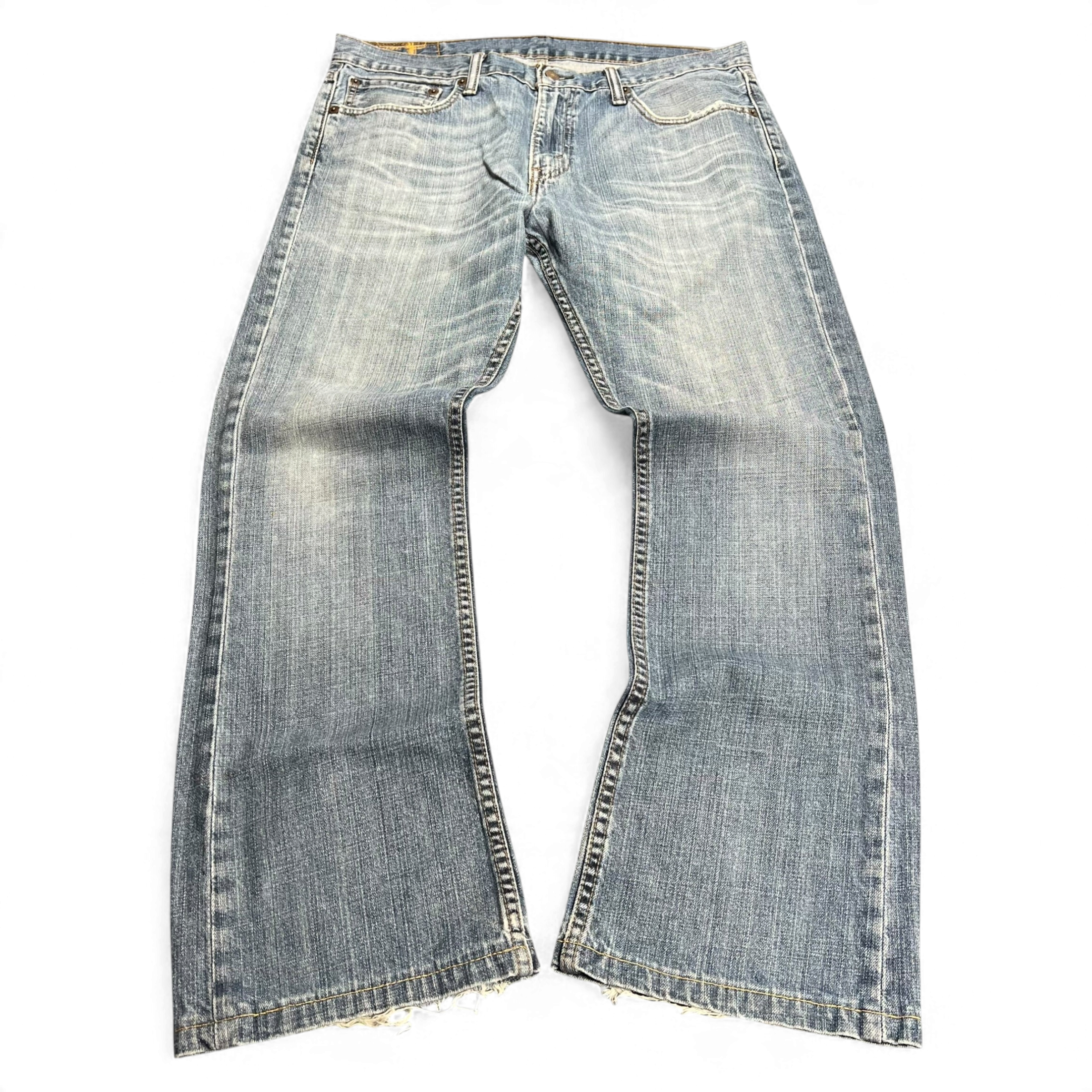 TWC Vintage Levi's 527 Bootcut Jeans in hellblauem Denim mit Used-Look und ausgefransten Beinabschlüssen