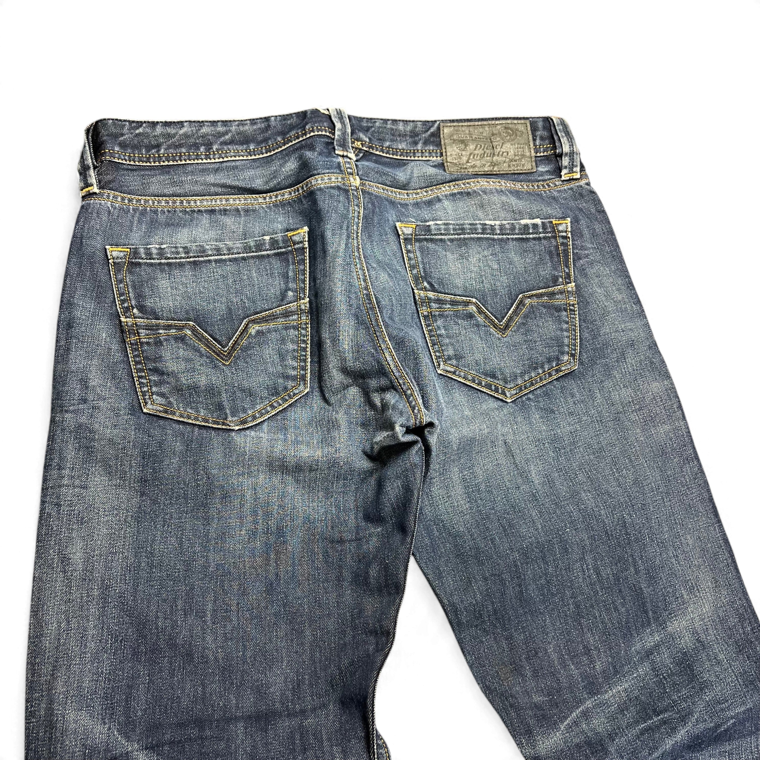 TWC Vintage Diesel Larkee Straight Jeans in blauem Denim mit markanten Gesäßtaschen und Lederpatch