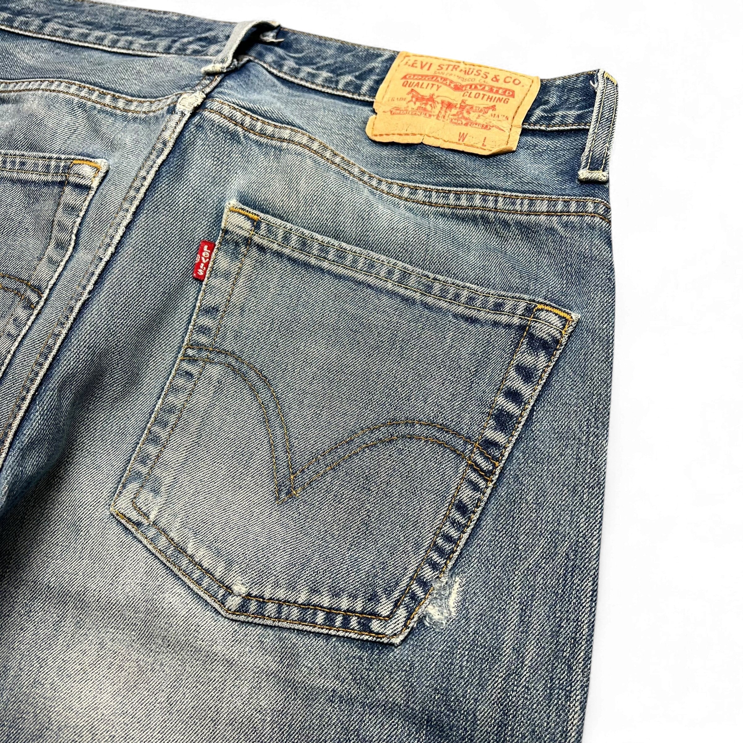 TWC Vintage Levi’s 507 Bootcut Jeans in verwaschenem Blau mit klassischem Lederpatch und rotem Tab an der Gesäßtasche