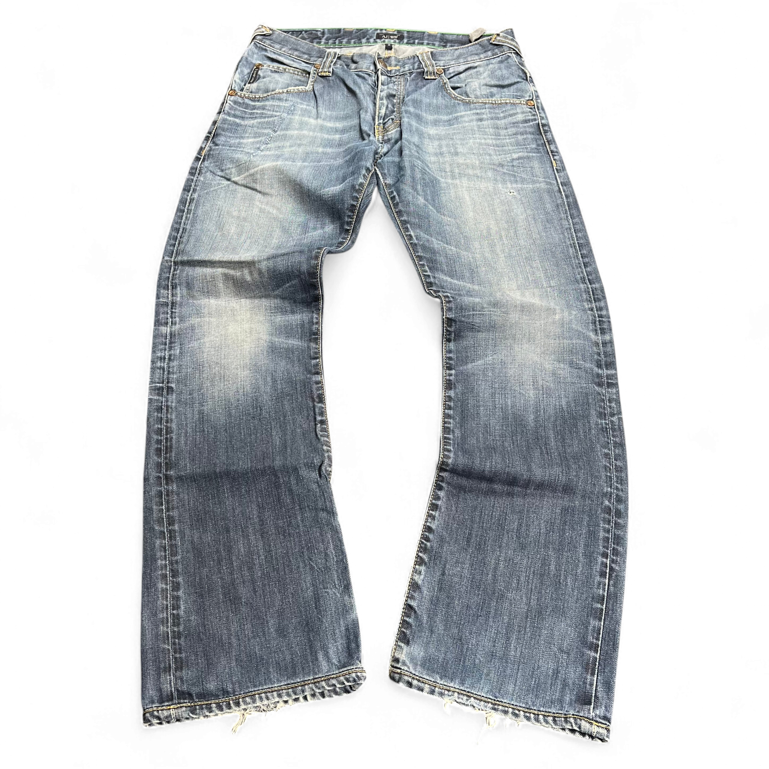 TWC Vintage Armani Jeans mit geradem Schnitt in verwaschenem Blau, Vintage-Denim mit leichter Waschung