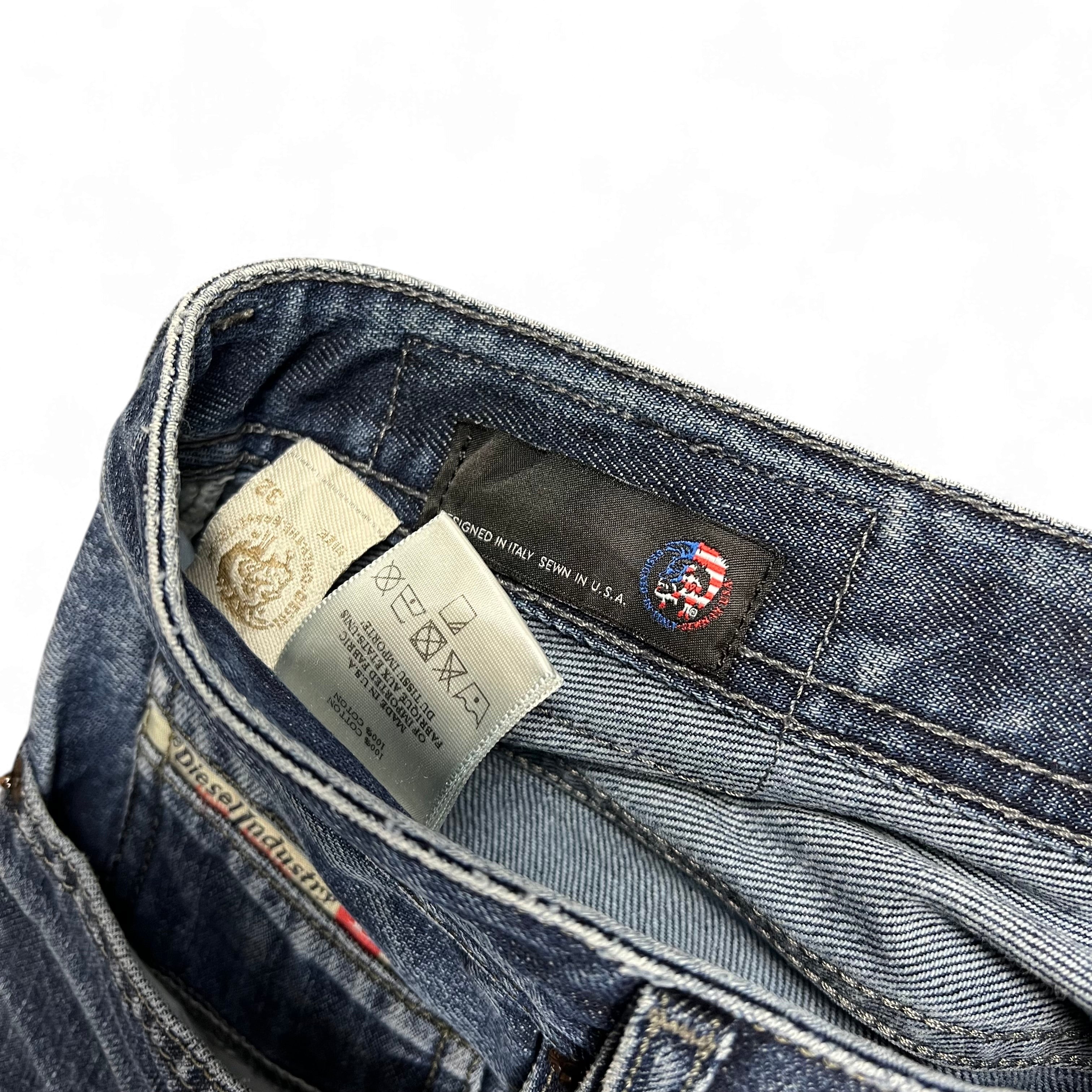 TWC Vintage Diesel Straight USA Jeans Innenetikett und Markenlabel mit US-Flaggen-Logo in blauem Denim