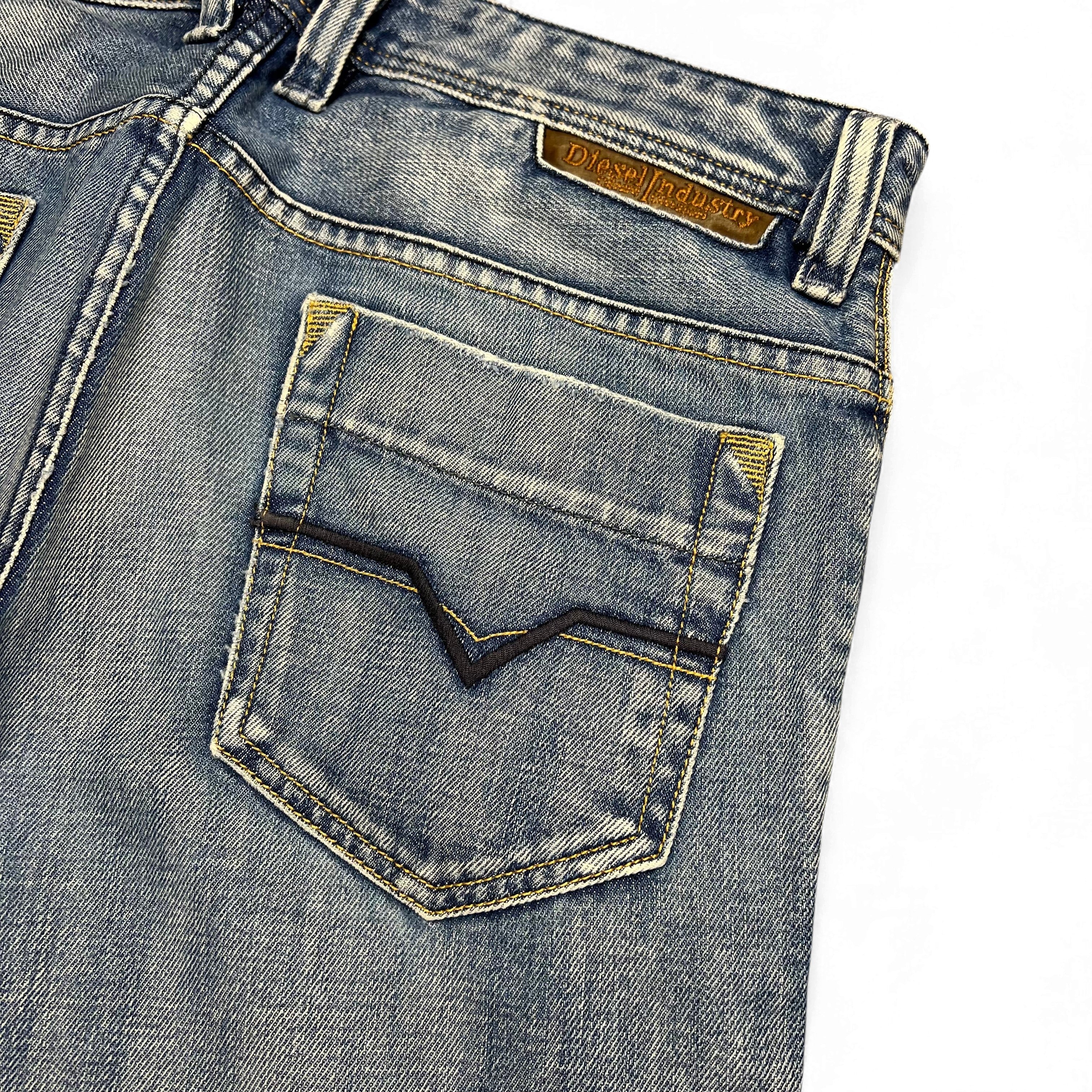 TWC Vintage Diesel Safado Jeans mit blauer Waschung, Gesäßtasche mit Ziernaht und Leder-Label am Bund