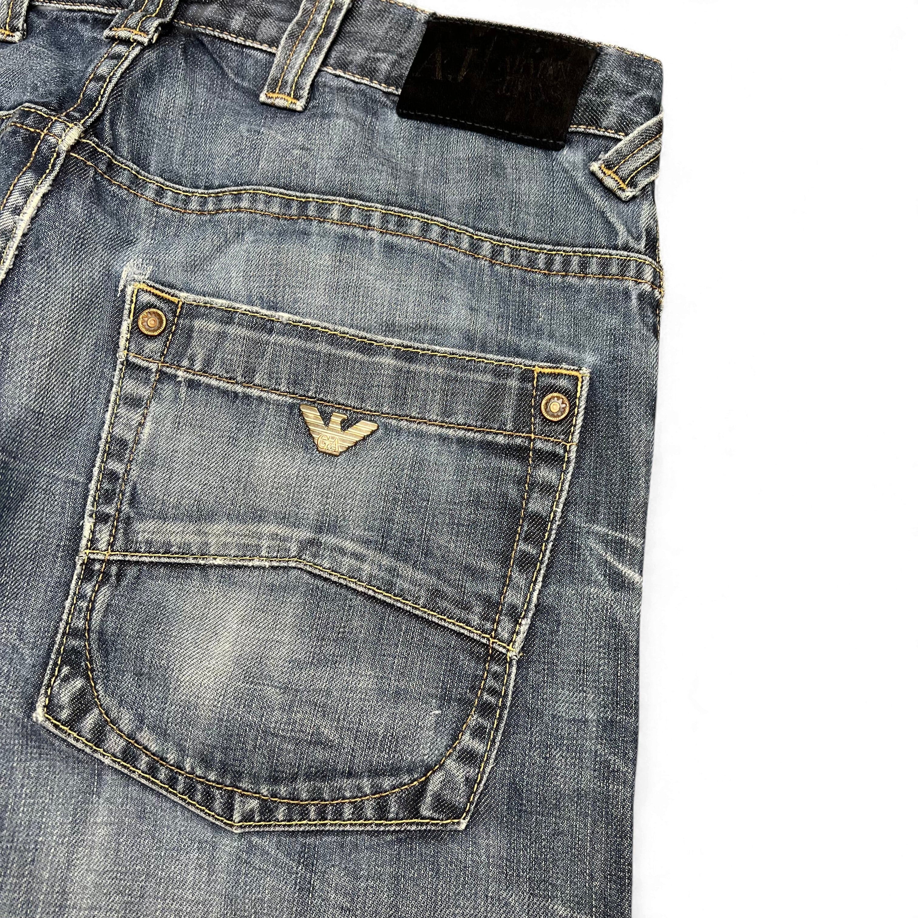 TWC Vintage Armani Jeans mit geradem Schnitt in verwaschenem Blau und goldfarbenem Logo-Detail auf der Gesäßtasche