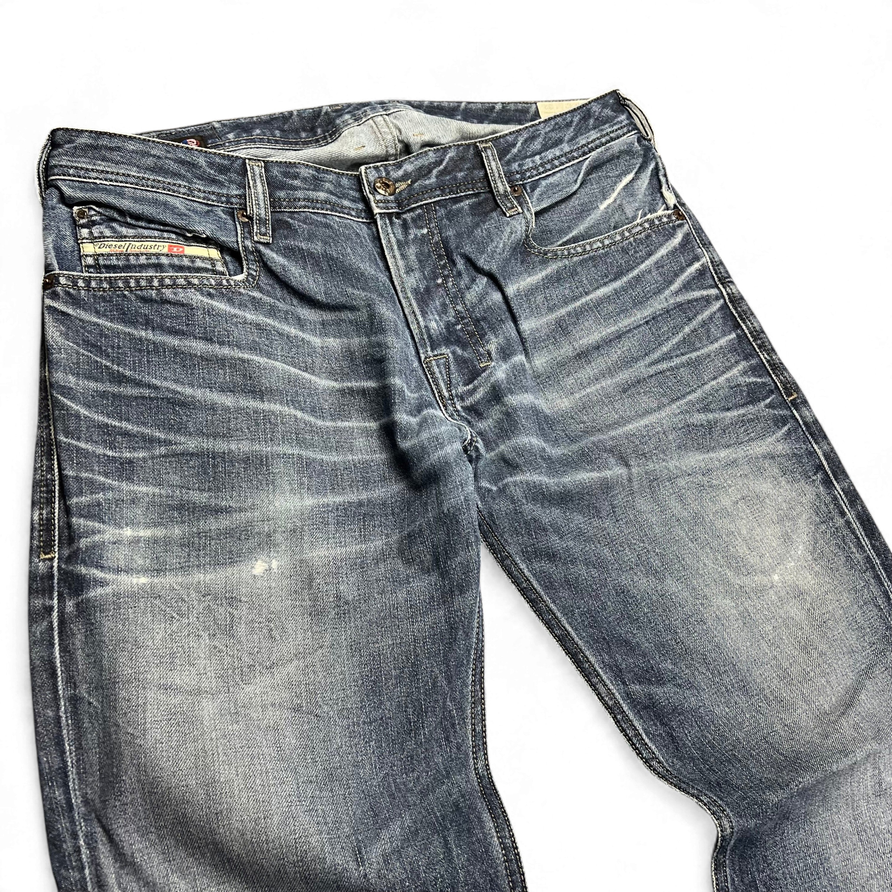 TWC Vintage Diesel Straight Jeans in verwaschenem Blau mit Used-Look und markanten Sitzfalten an den Hüften