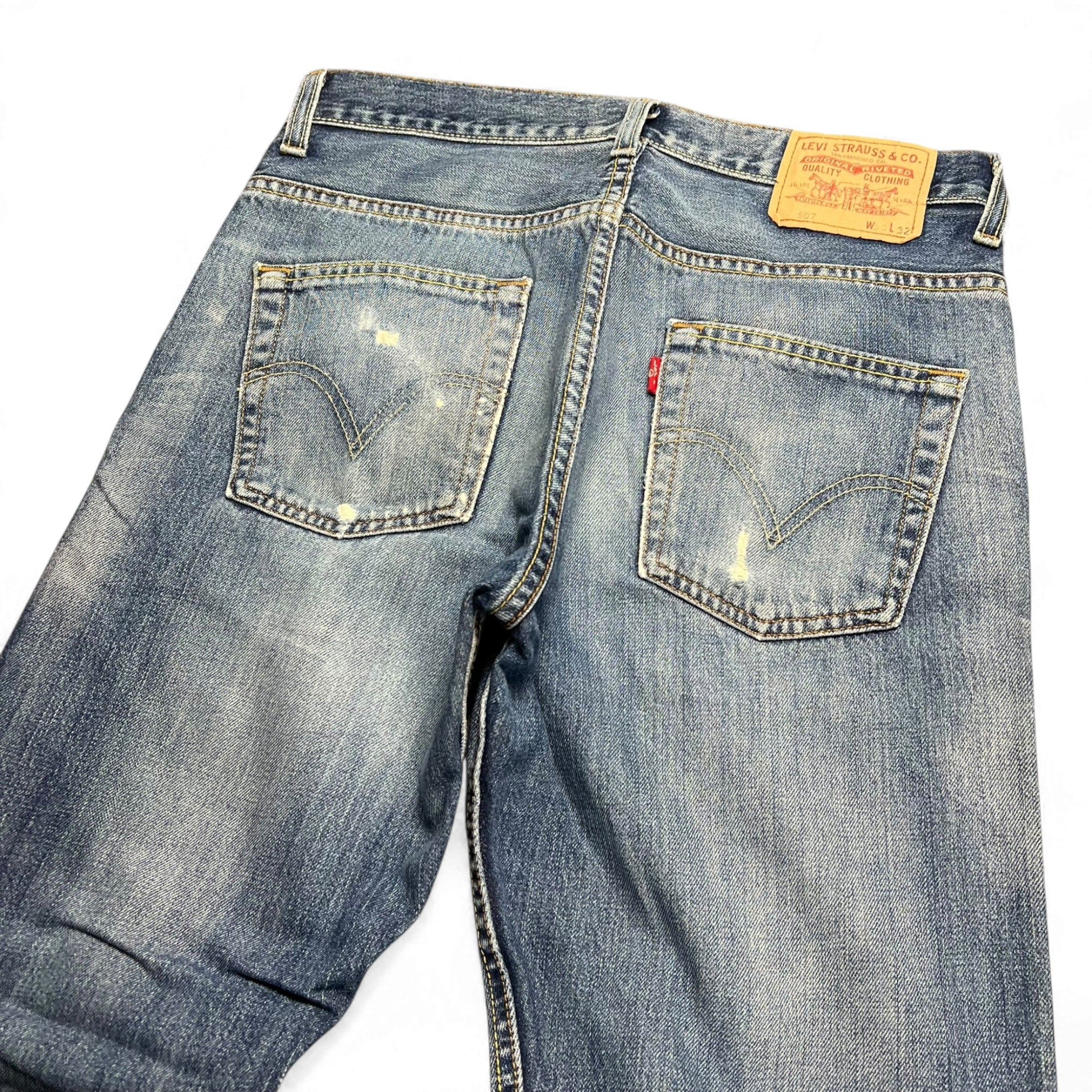TWC Vintage Levi’s 507 Bootcut Jeans in blauem Denim mit Used-Look und Leder-Patch auf der Rückseite