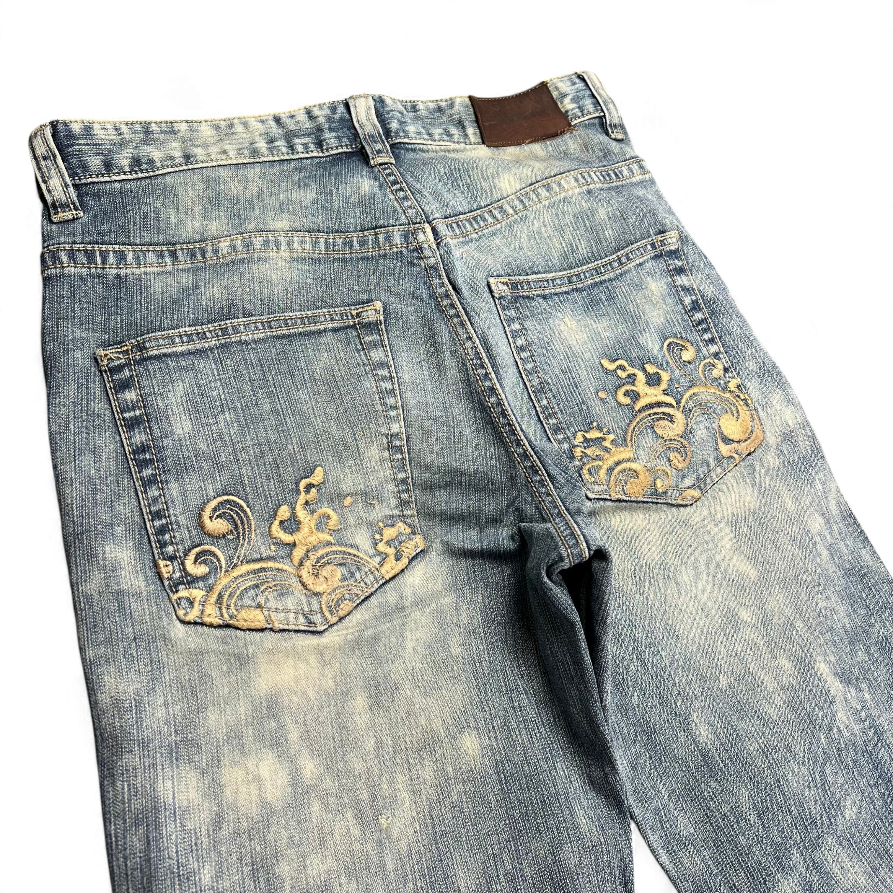 TWC Vintage Jeans aus verwaschenem blauem Denim mit goldener japanischer Stickerei auf den Gesäßtaschen