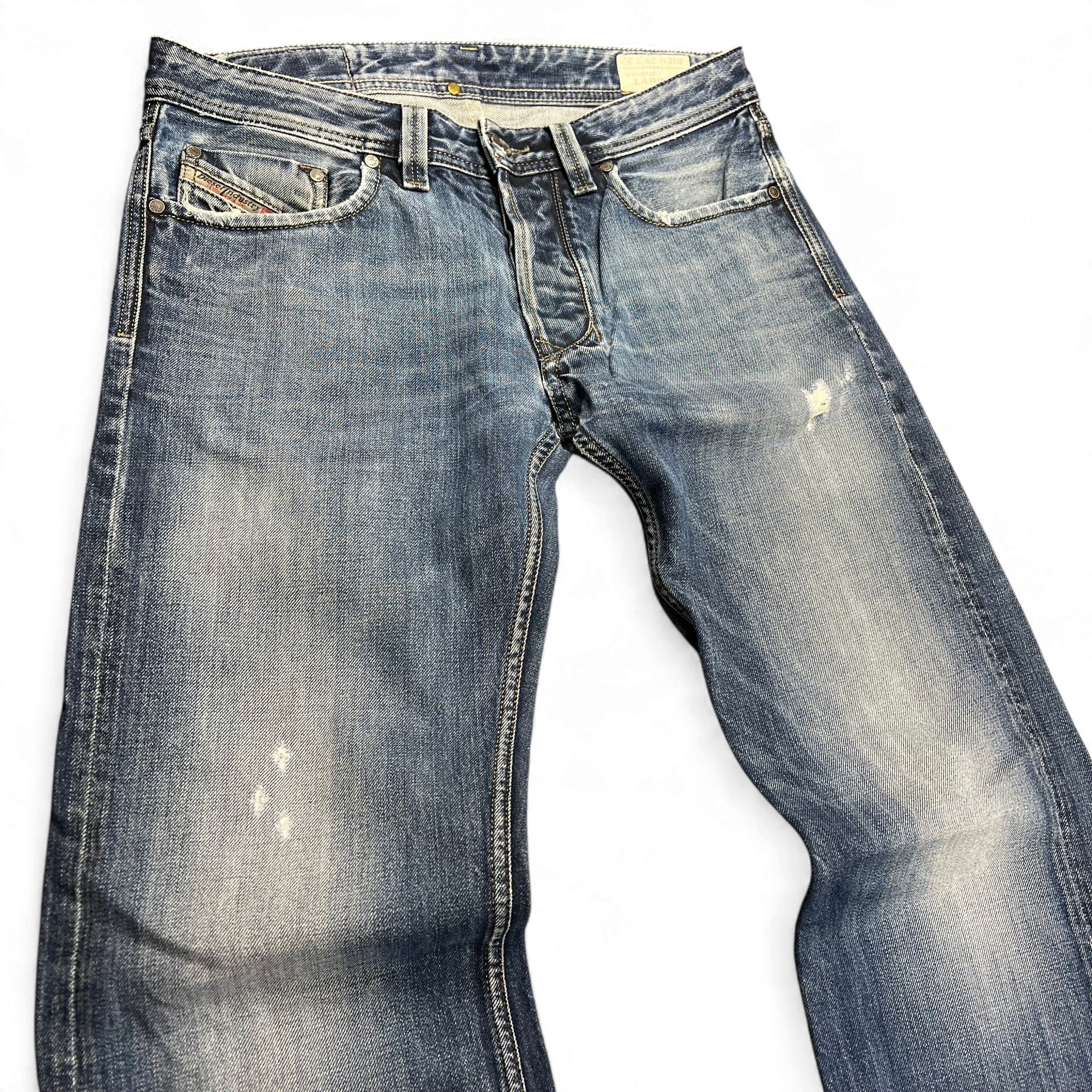 TWC Vintage Diesel Larkee Straight Jeans in verwaschenem Blau mit Distressed-Details und geradem Bein