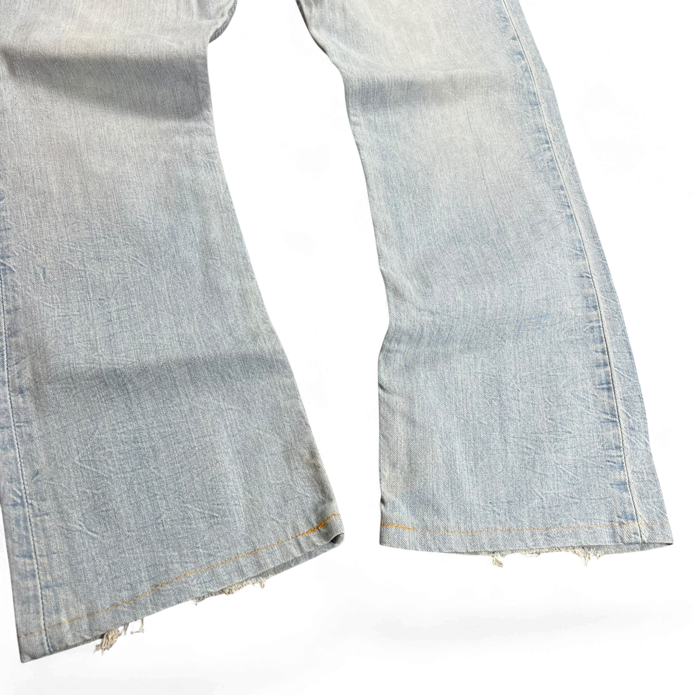 TWC Vintage Levi’s 507 Bootcut Jeans in hellblauem Denim mit ausgefransten Beinabschlüssen